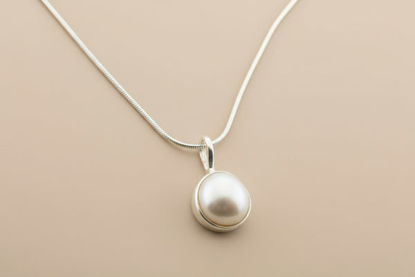 Pearl bezelled pendant on 45cm snake chain