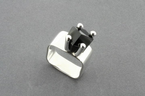 Square ring with claw - Onyx - Makers & Providers