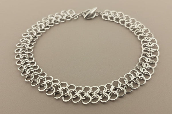 3 Interlinked silver circle necklace