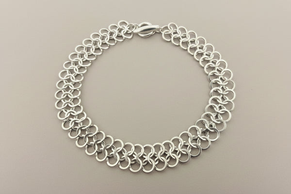 3 Interlinked silver circle necklace