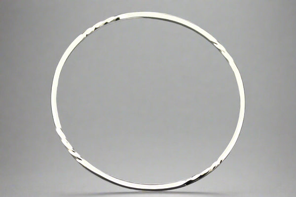 Square profile with twists circle bangle