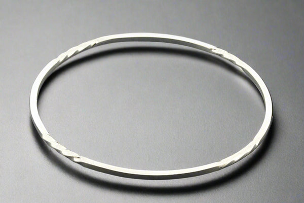 Square profile with twists circle bangle