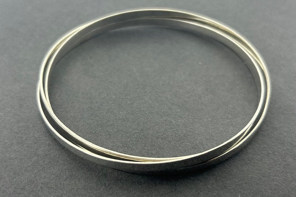 3 interlinked bangles on a gray background