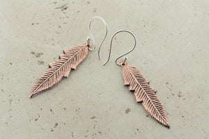 Long copper leaf earrings - Makers & Providers