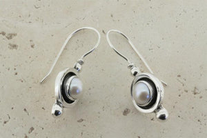 Bezel pearl & oxidized drop earring - Makers & Providers