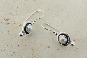 Bezel pearl & oxidized drop earring - Makers & Providers