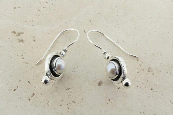 Bezel pearl & oxidized drop earring - Makers & Providers