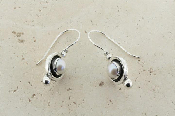 Bezel pearl & oxidized drop earring