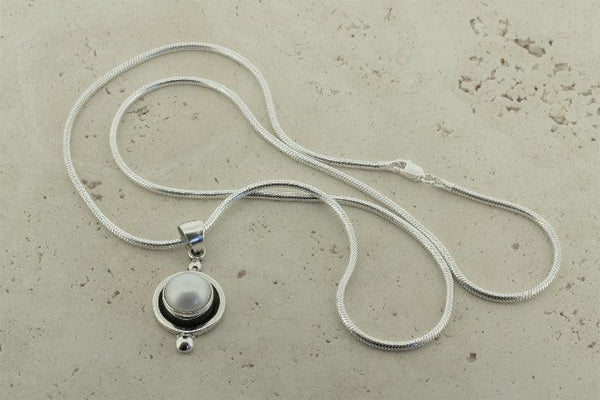Bezel pearl & oxidized pendant on 55cm snake chain