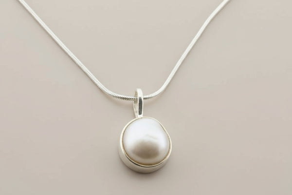 Pearl bezelled pendant on 45cm snake chain