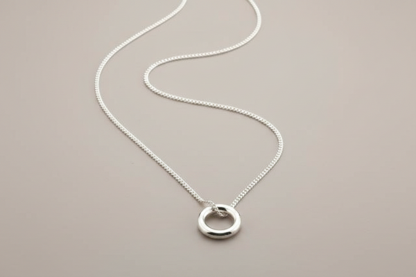 Tube circle pendant on 45 cm link chain