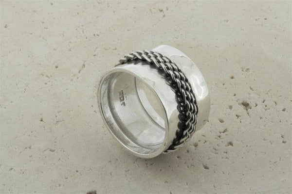 Concave band w woven spinner ring