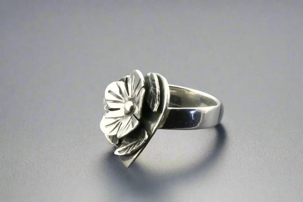 Flowering heart ring - sterling silver - adjustable - Makers & Providers