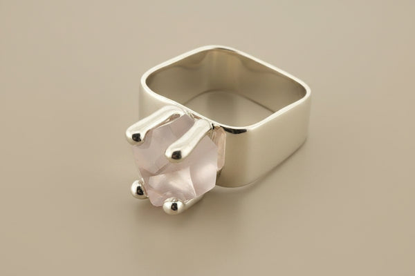 Square ring with claw - Rose quartz