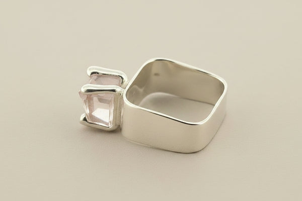 Square ring with claw - Rose quartz
