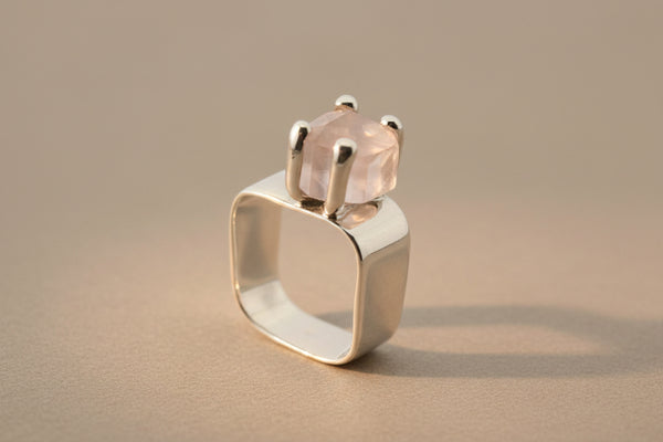 Square ring with claw - Rose quartz