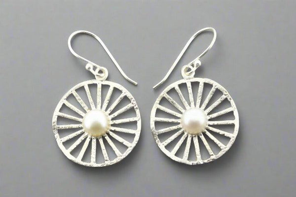 Crown & pearl earring - silver - Makers & Providers