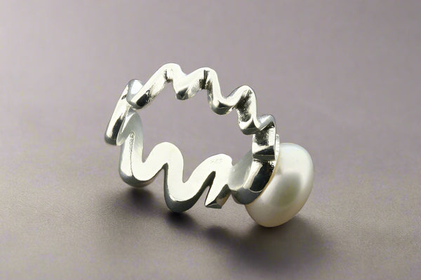 Pearl on clam band ring - sterling silver