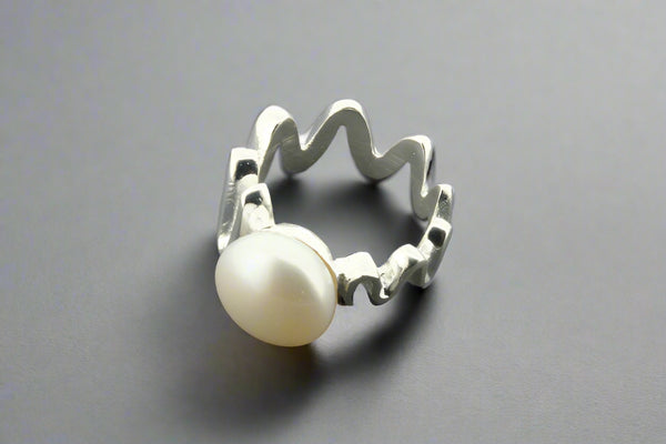 Pearl on clam band ring - sterling silver