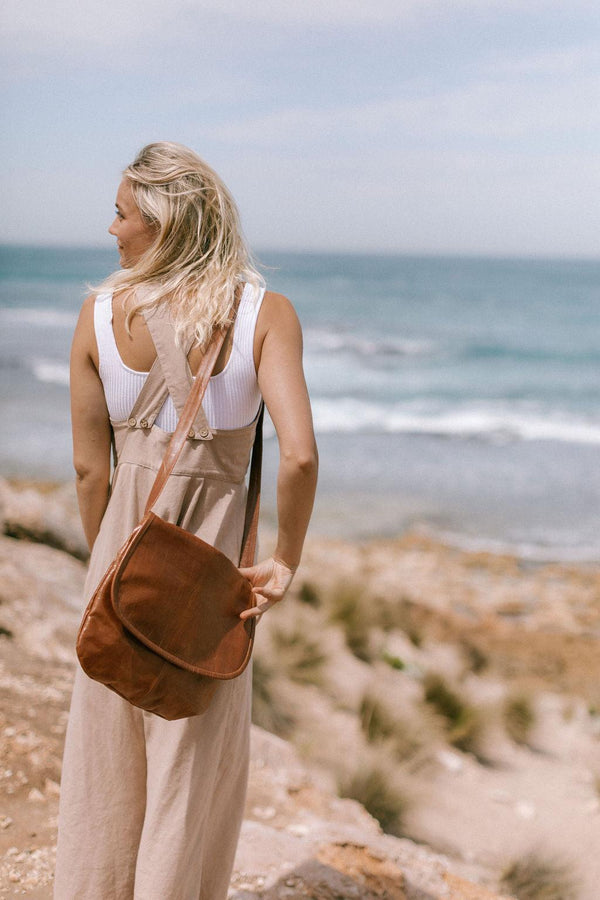 curved messenger bag - antique tan - Makers & Providers