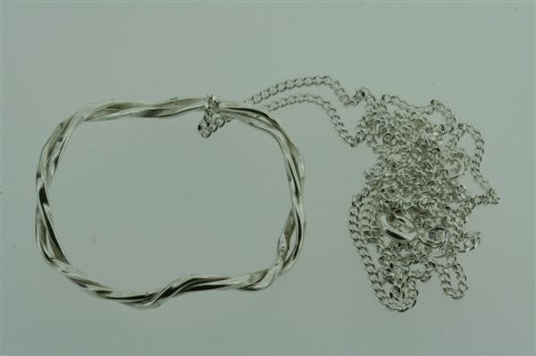 double twistbuckled pendant on 55cm link chain