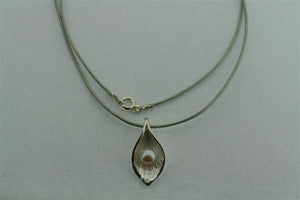 leaf necklace - white pearl - Makers & Providers