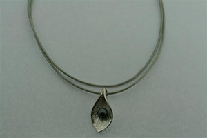 leaf necklace - black pearl - Makers & Providers