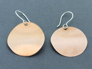 brushed copper curved disc earring - 27 mm - Makers & Providers