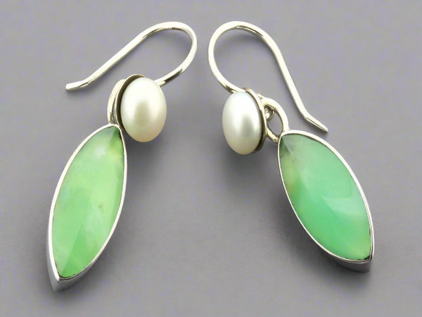 Almond shape Chrysoprase & freshwater pearl earring - sterling silver - Makers & Providers