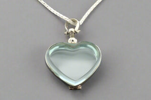 Glass heart locket on 70 cm espiga chain - Makers & Providers