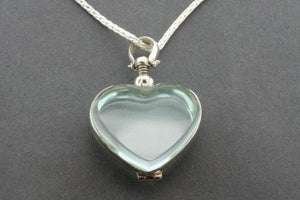 Glass heart locket on 70 cm espiga chain - Makers & Providers