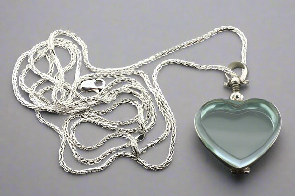 Glass heart locket on 70 cm espiga chain - Makers & Providers