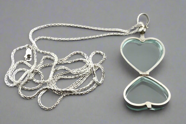 Glass heart locket on 70 cm espiga chain - Makers & Providers