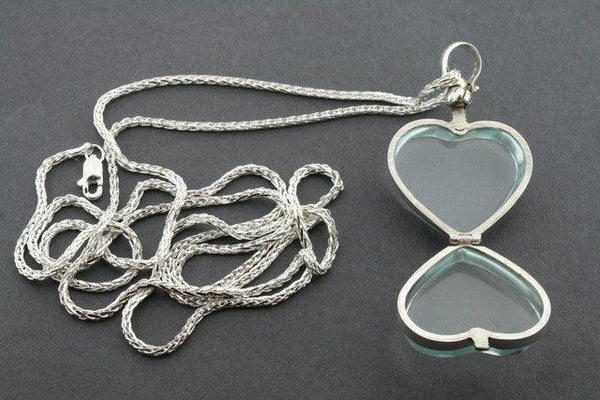 Glass heart locket on 70 cm espiga chain - Makers & Providers