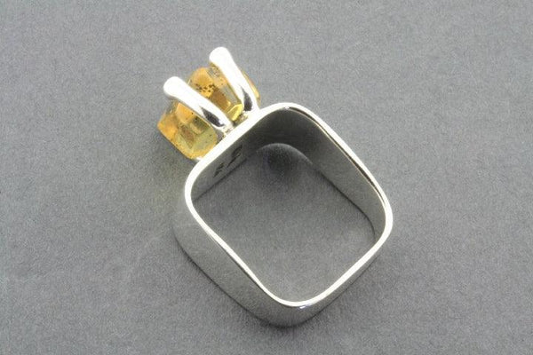 Square ring with claw - amber