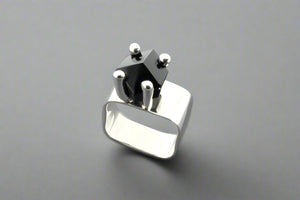 Square ring with claw - Onyx - Makers & Providers