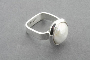 Square band ring with pearl - Makers & Providers