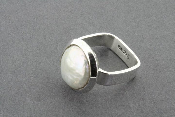Square band ring with pearl
