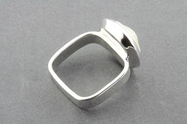 Square band ring with pearl - Makers & Providers