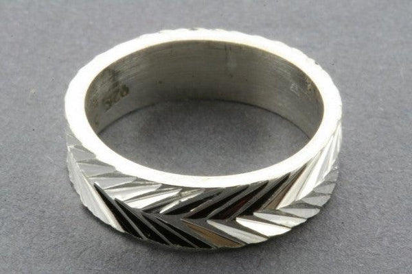 arrow diamond cut band - Makers & Providers