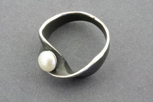 oxidized twist ring with pearl - Makers & Providers