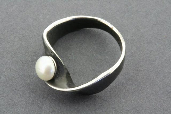 oxidized twist ring with pearl - Makers & Providers