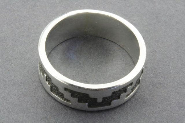 Pyramid etched band - Makers & Providers