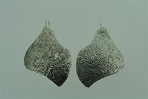 textured convex curve earring - Makers & Providers