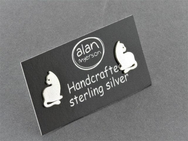 sitting cat stud - sterling silver