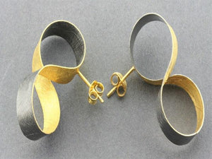 Infinity ribbon stud - 22 Kt gold & oxidized on silver - Makers & Providers