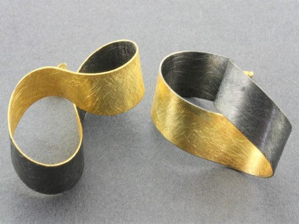 Infinity ribbon stud - 22 Kt gold & oxidized on silver - Makers & Providers