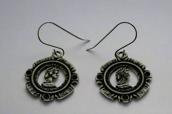 queen cutout earring