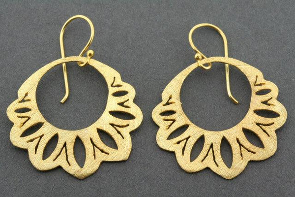 scalloped floral cutout earring - gold plated
