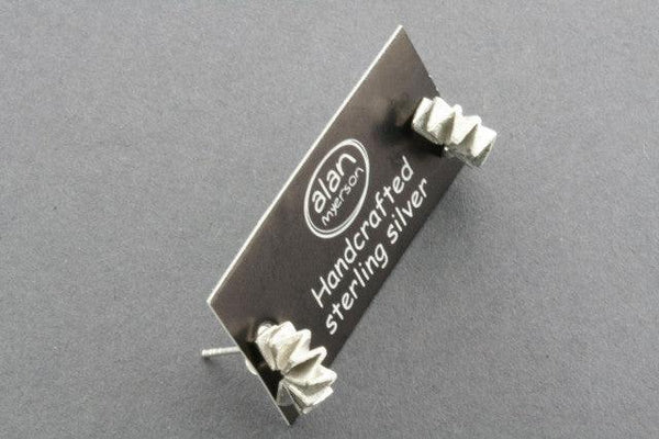 crinkle stud - Makers & Providers